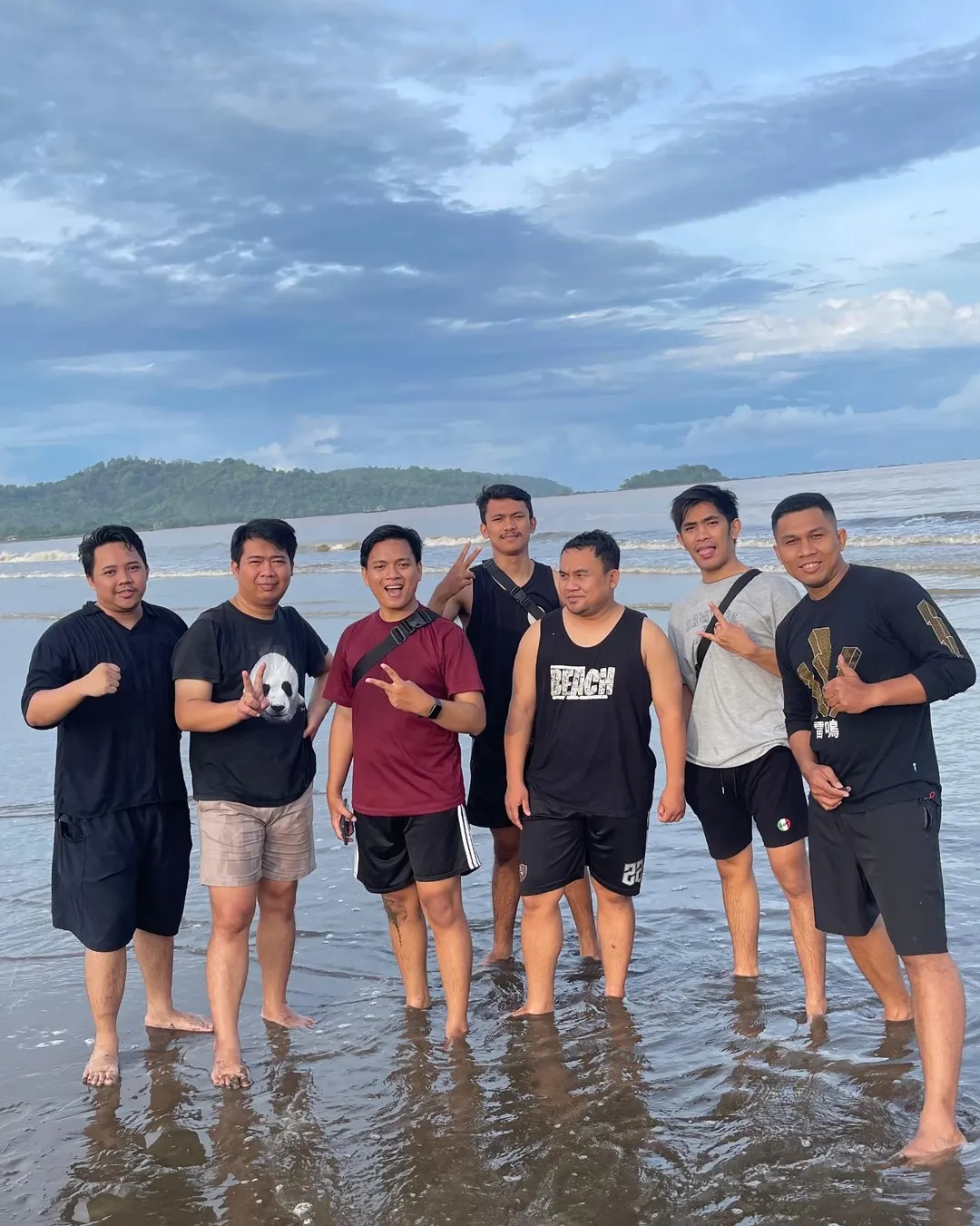 Senyum di Tepi Laut